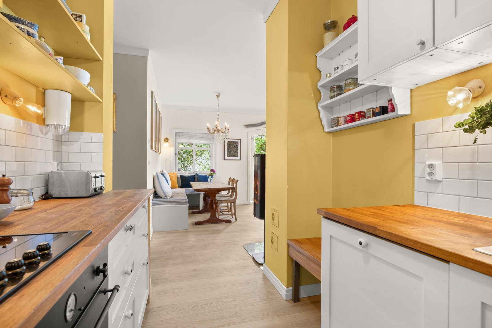 Kjøkken ut mot spisestue. Galleribilde