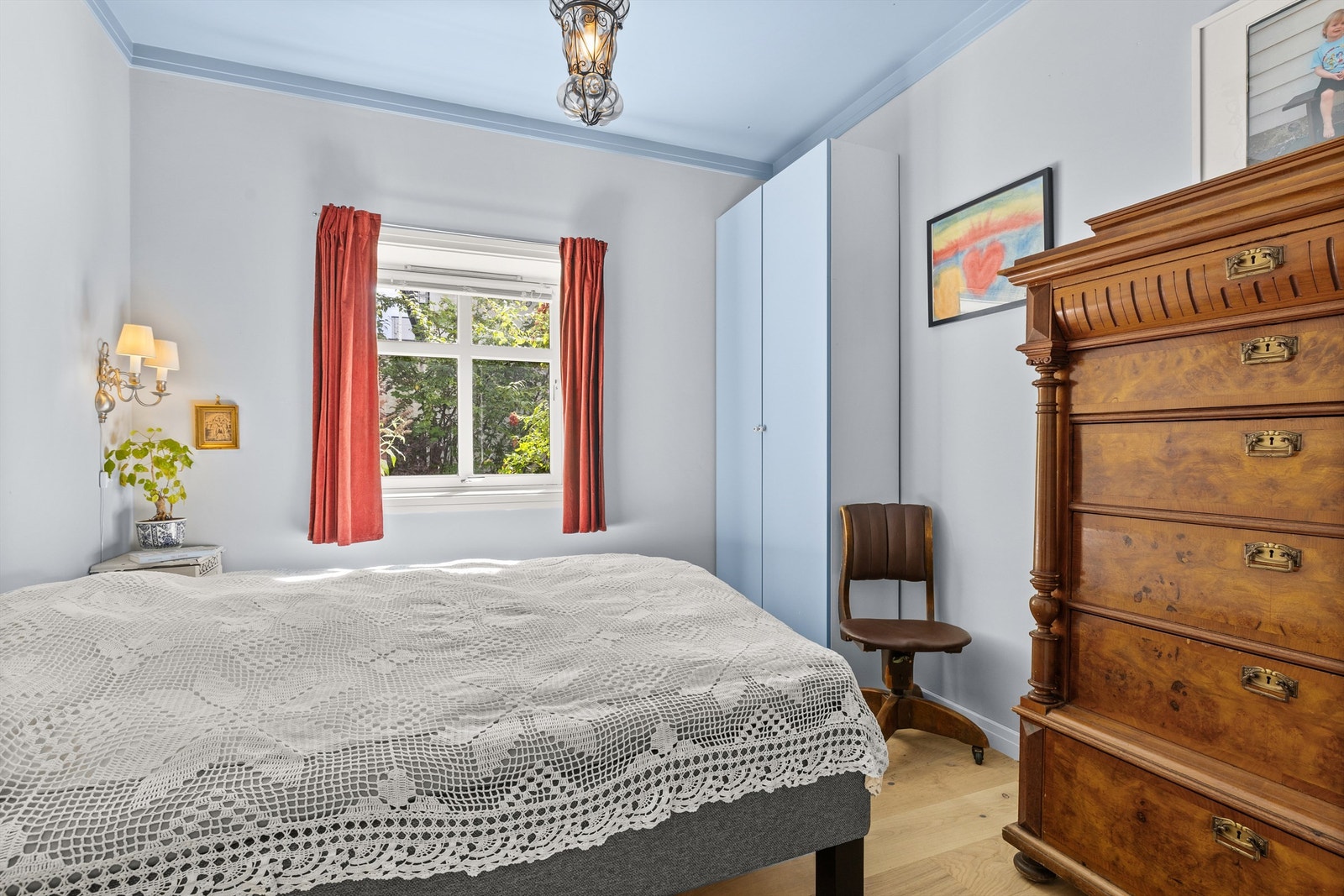 Romslig soverom med skapplass - her er det enkelt å skape en avslappende atmosfære med plass til både dobbeltseng og nattbord. Galleribilde