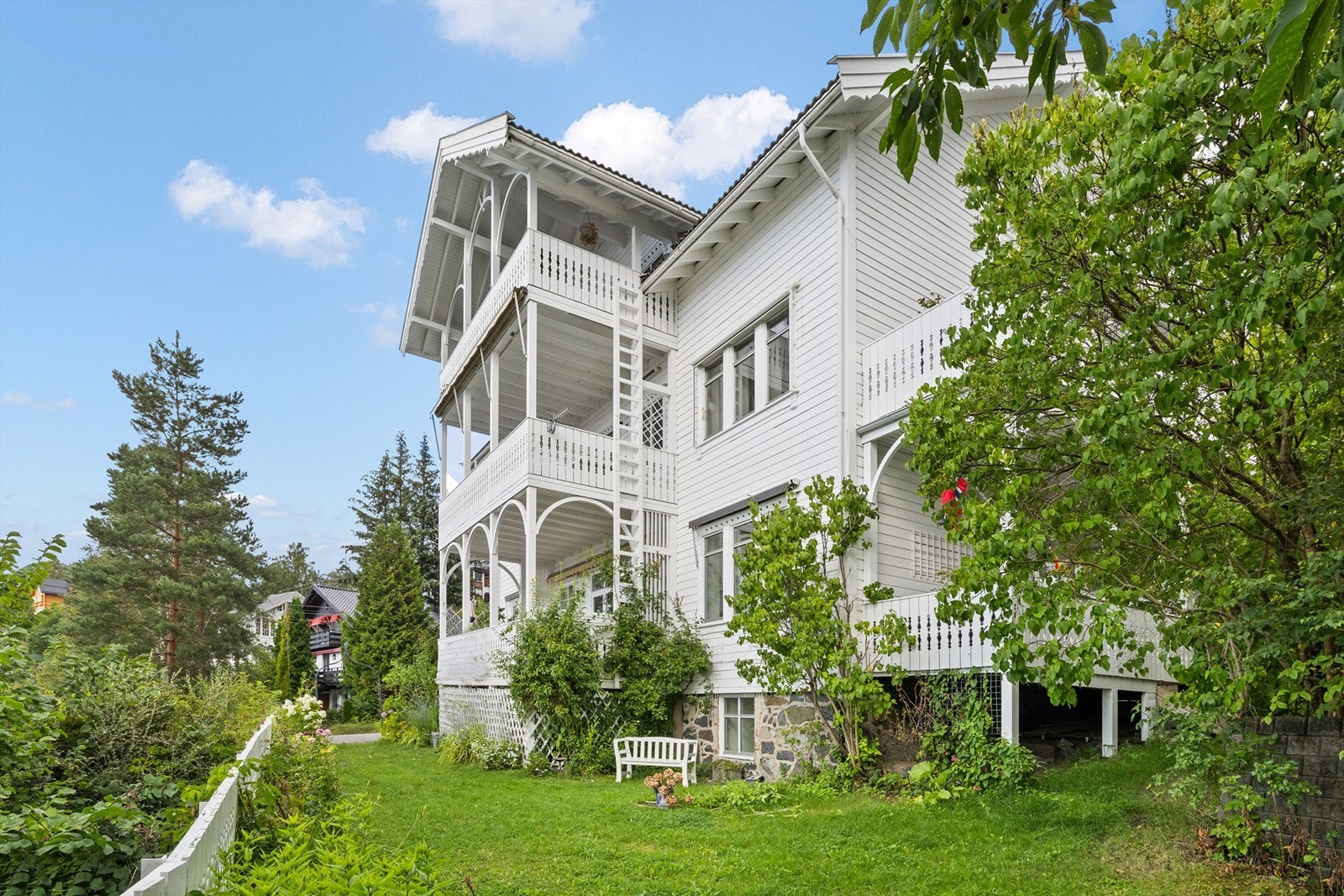 Her bor du høyt og fritt med fantastisk utsikt, samtidig som du har tilgang til en stor, felles tomt med vakker beplantning - perfekt for rolige stunder eller hyggelige sammenkomster. Galleribilde
