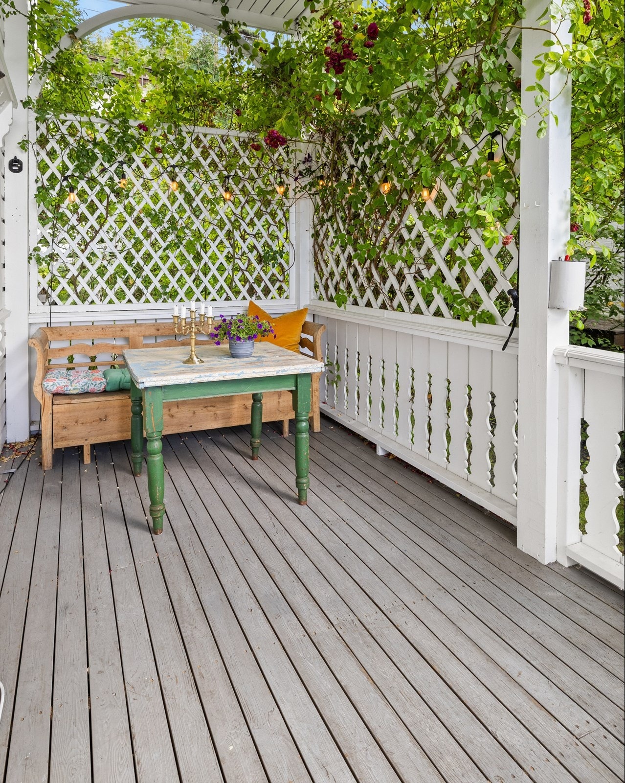 Verandaen fungerer som en naturlig forlengelse av stue og kjøkken, og gir en sømløs overgang mellom inne- og uteareal. Galleribilde