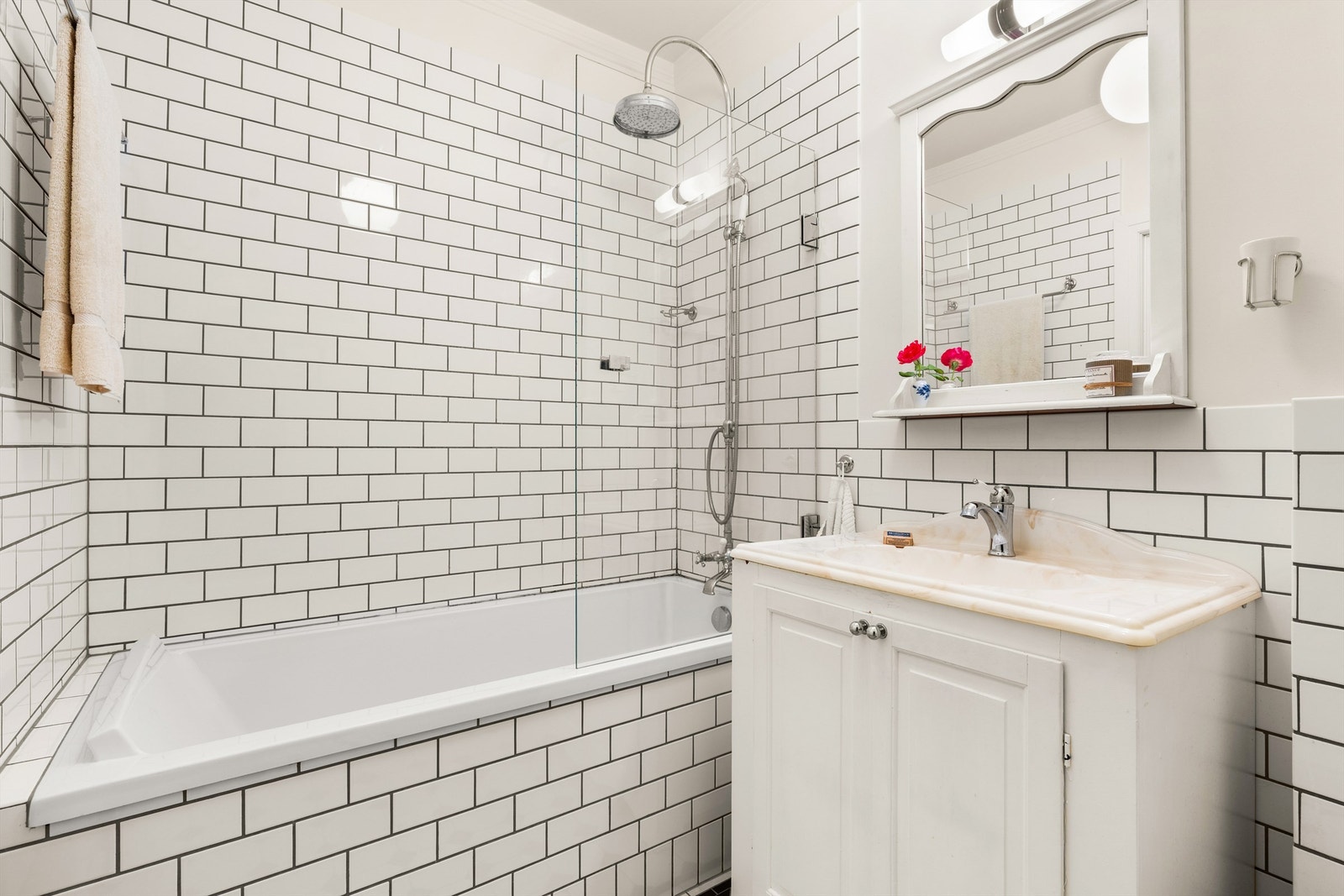 Badet er utstyrt med en gulvstående servantinnredning med heldekkende servant, samt speil med overlys som gir god belysning. Det innebygde badekaret har to-greps armatur montert på vegg og en regnfalldusj for ekstra komfort. Galleribilde