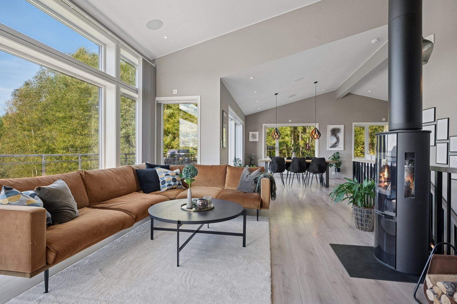 Generøs takhøyde gir oppholdsrommet en luftig atmosfære. Galleribilde