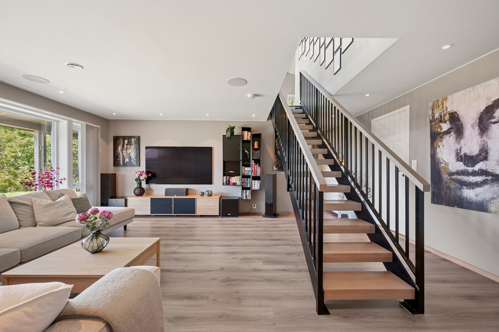 I 1. etasje har boligen en ekstra tv-stue. Galleribilde