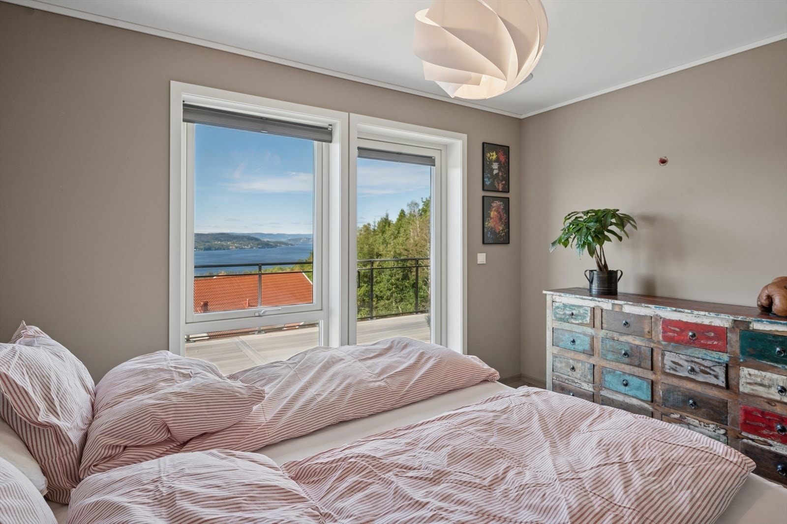 Nydelig og usjenert utsikt å våkne opp til! Galleribilde