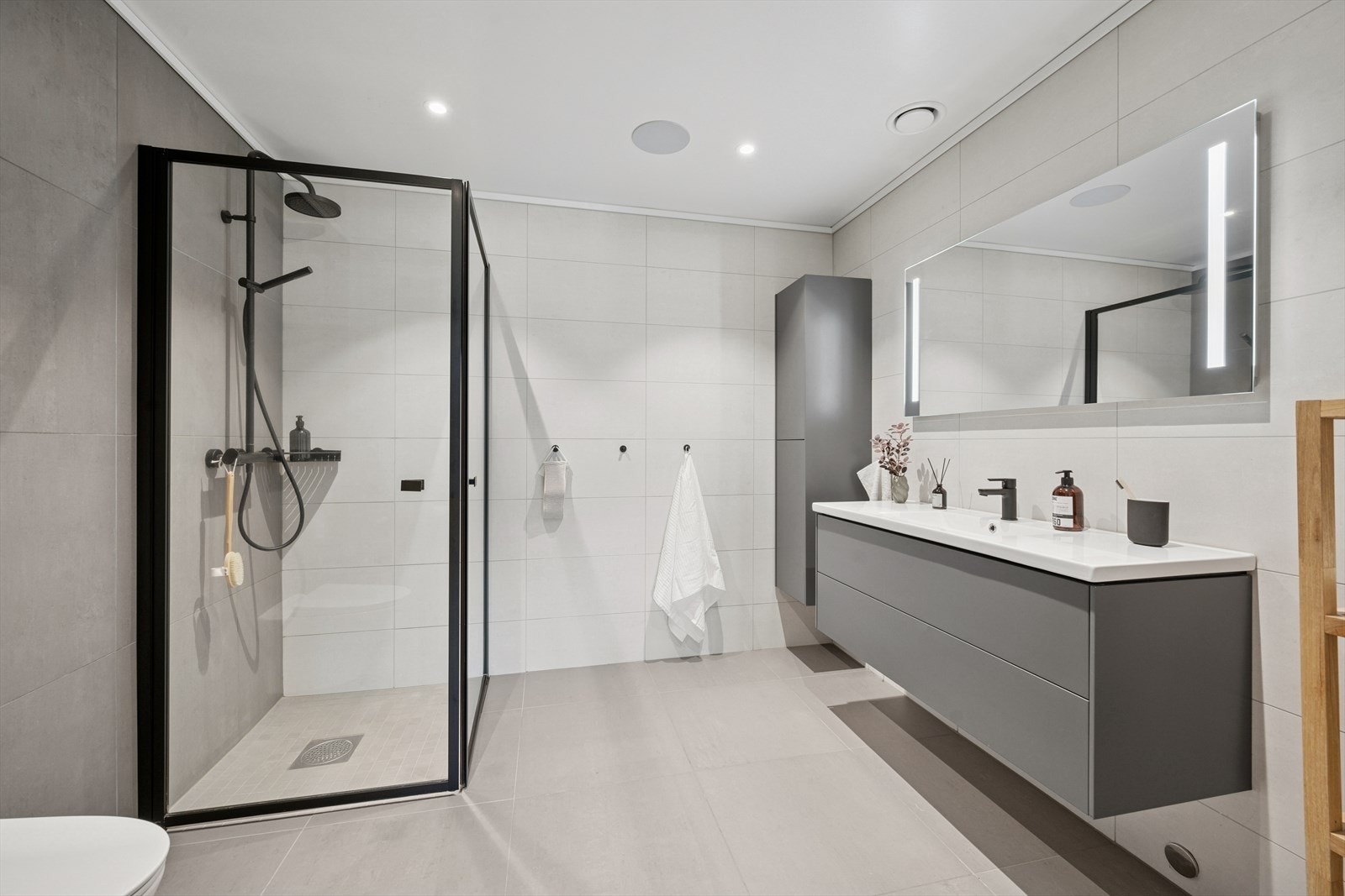 Badet i 1. etasje er utstyrt med dusjnisje, baderomsinnredning med speil og Tece innebygget sisterne. Galleribilde