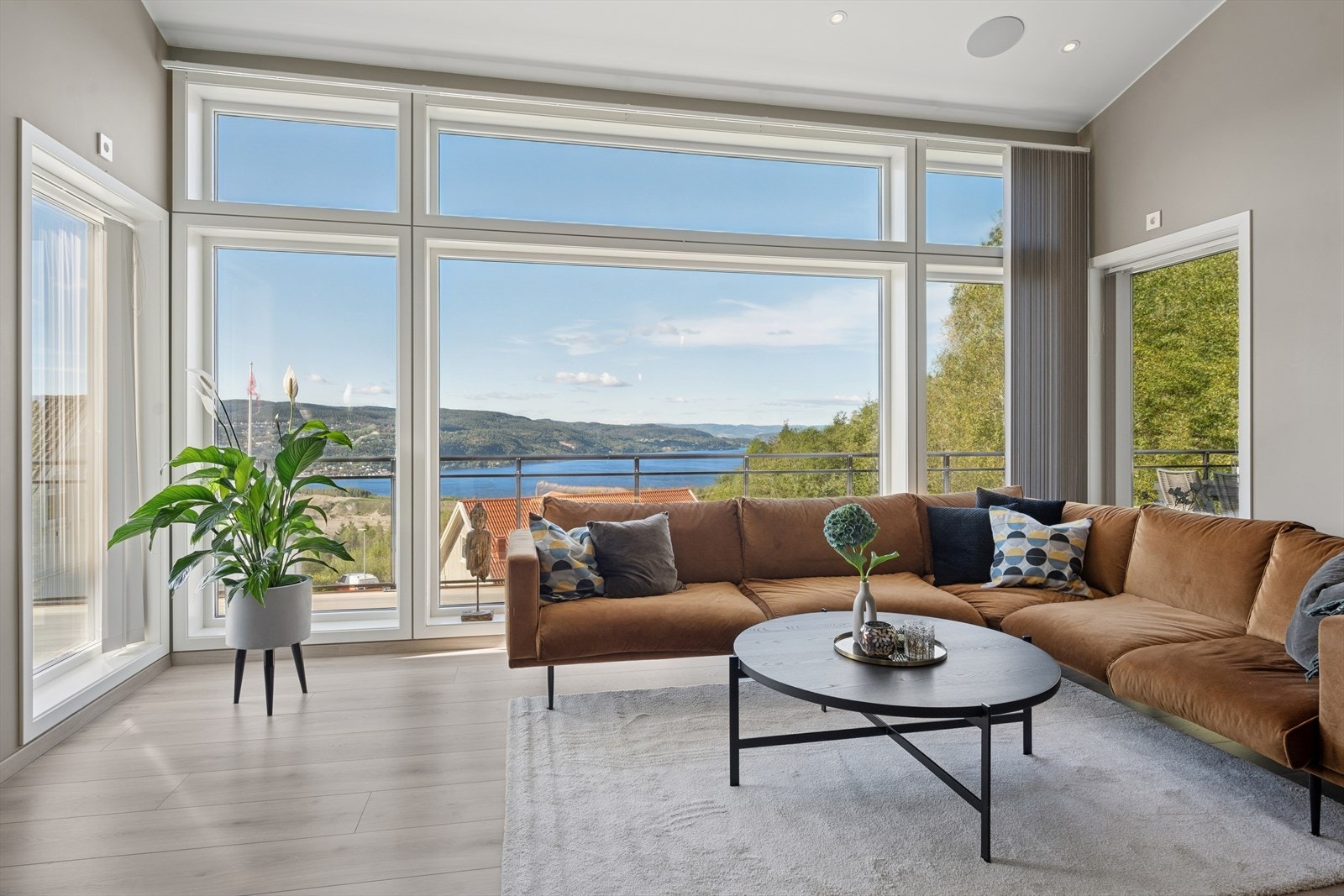 De store vindusflatene slipper inn godt med lys og her kan man nyte fjordutsikten. Galleribilde