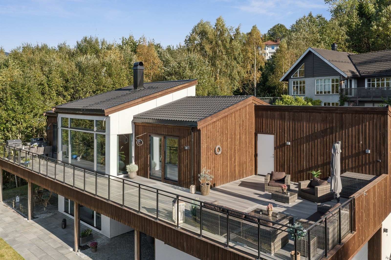 Eiendommen har flere solrike uteplasser. Galleribilde