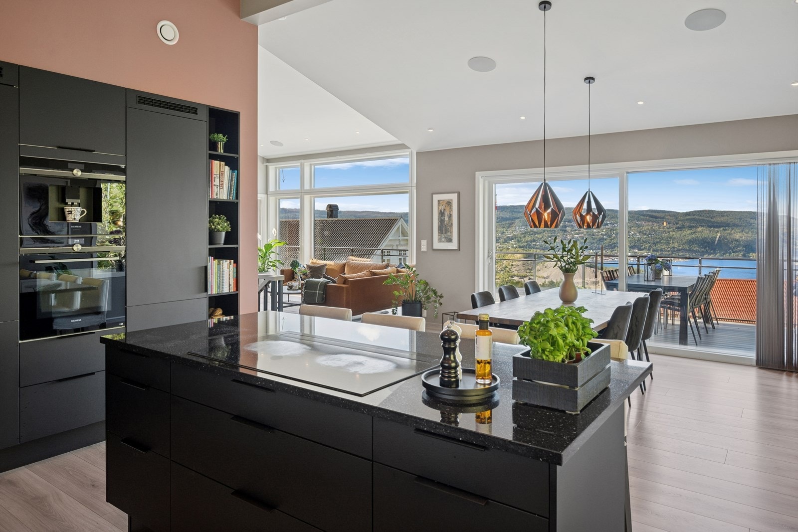 Boligen har et kjøkken i åpen og sosial løsning mot stue/spisestue. Galleribilde