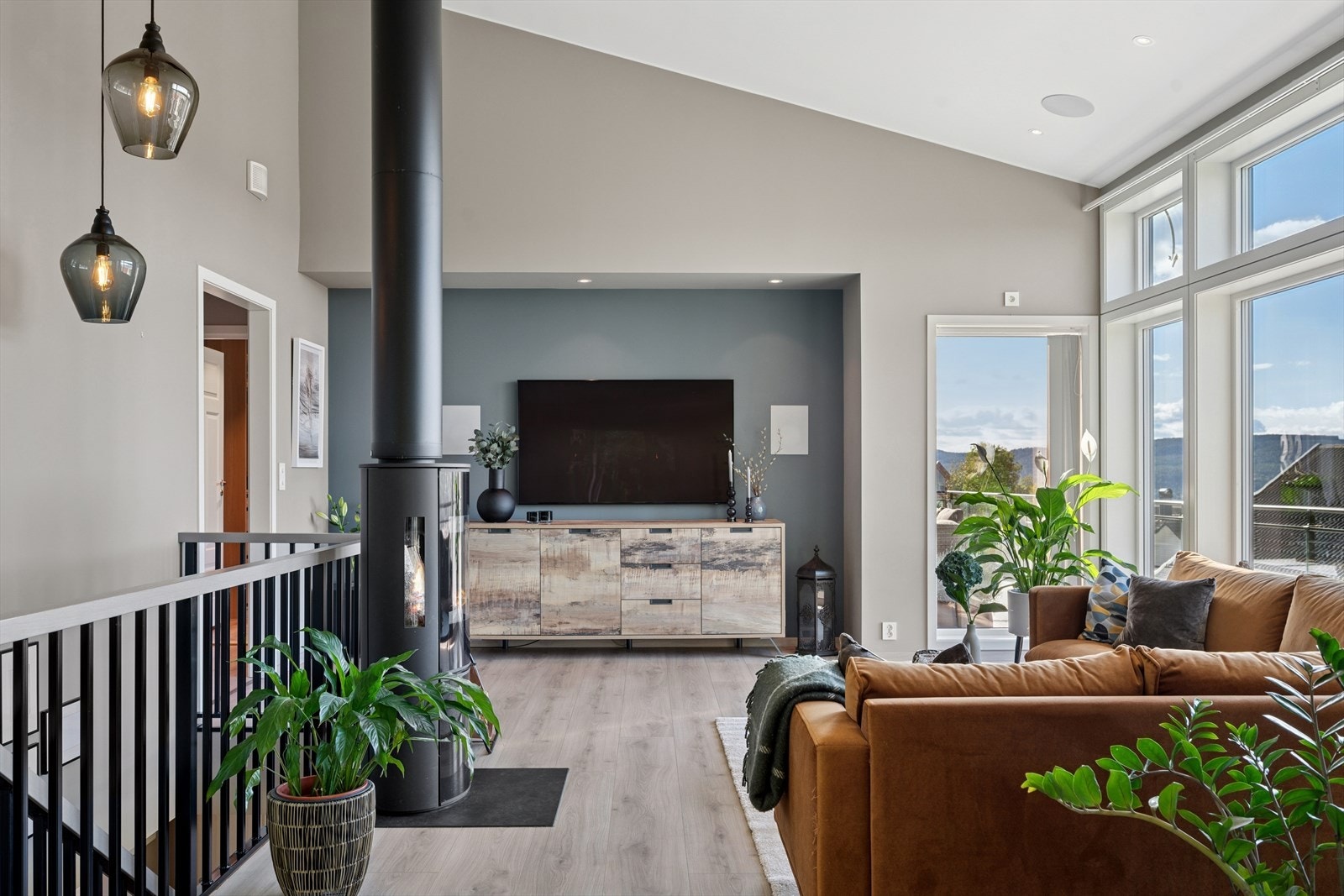 I 2. etasje ligger boligens sosiale oppholdsrom; stue/spisestue/kjøkken. Galleribilde