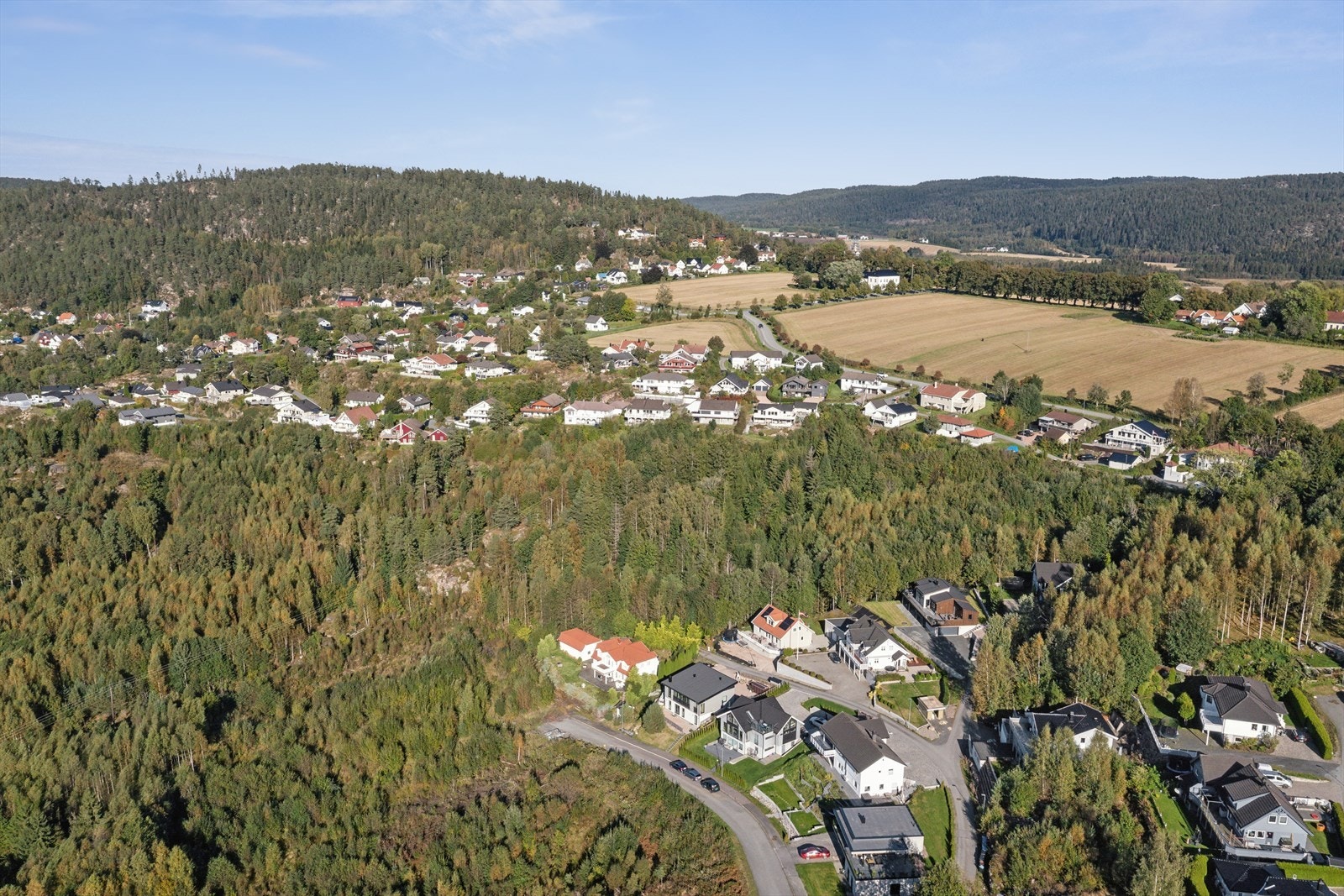 Fra Klokkarstua er det videre 15 minutters kjøring til Holmsbu med sitt "sørlandspreg" med koselig sentrum med småbutikker, restauranter og kafeer. Galleribilde