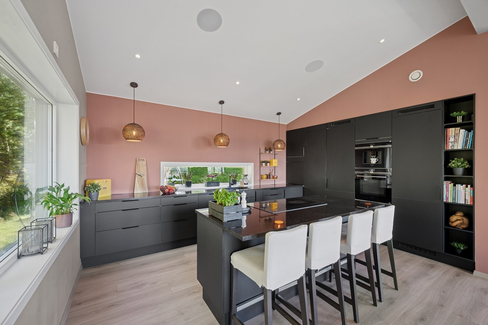 Kjøkkenet har en stor og praktisk kjøkkenøy med barløsning. Galleribilde