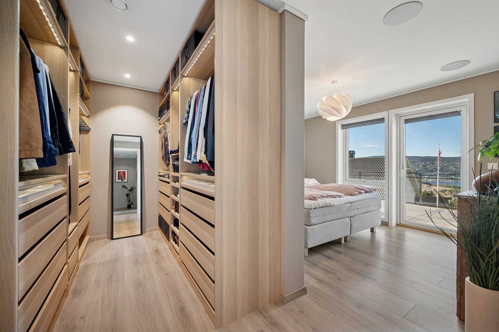 Godt med garderobeplass i egen garderobenisje. Galleribilde