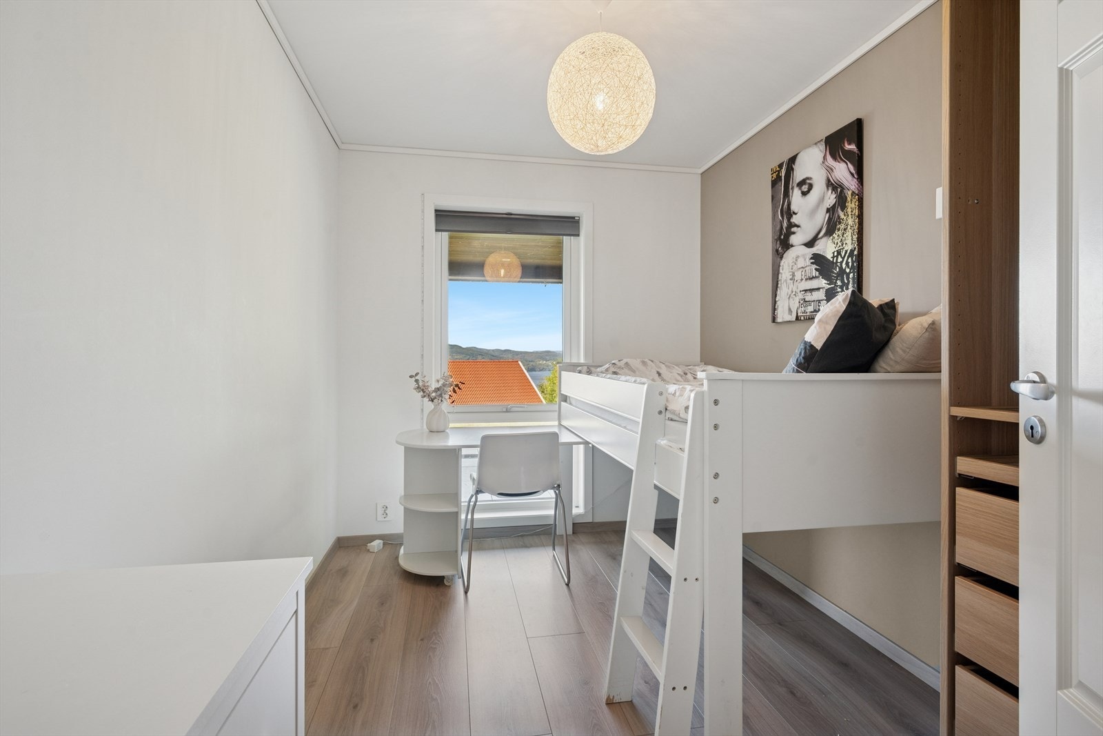 I 1. etasje har boligen fire soverom. Galleribilde