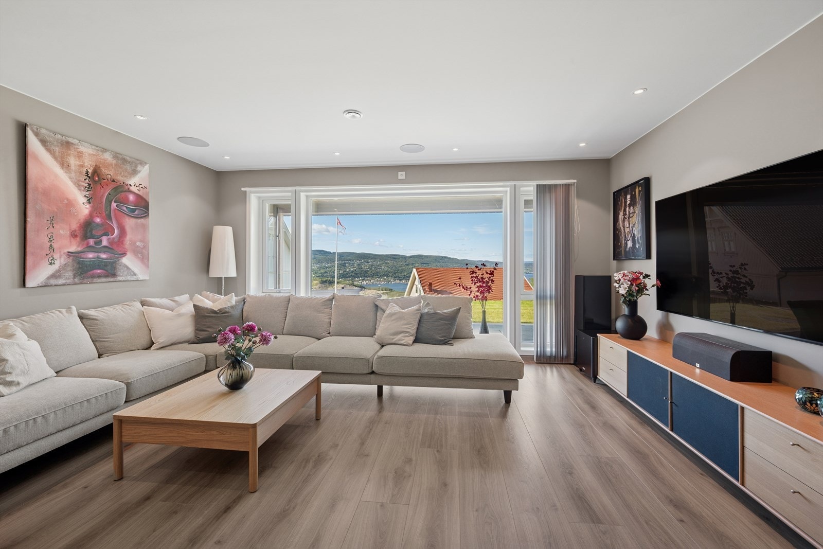 Stuen gir ekstra spillerom og privatliv for familien. Galleribilde