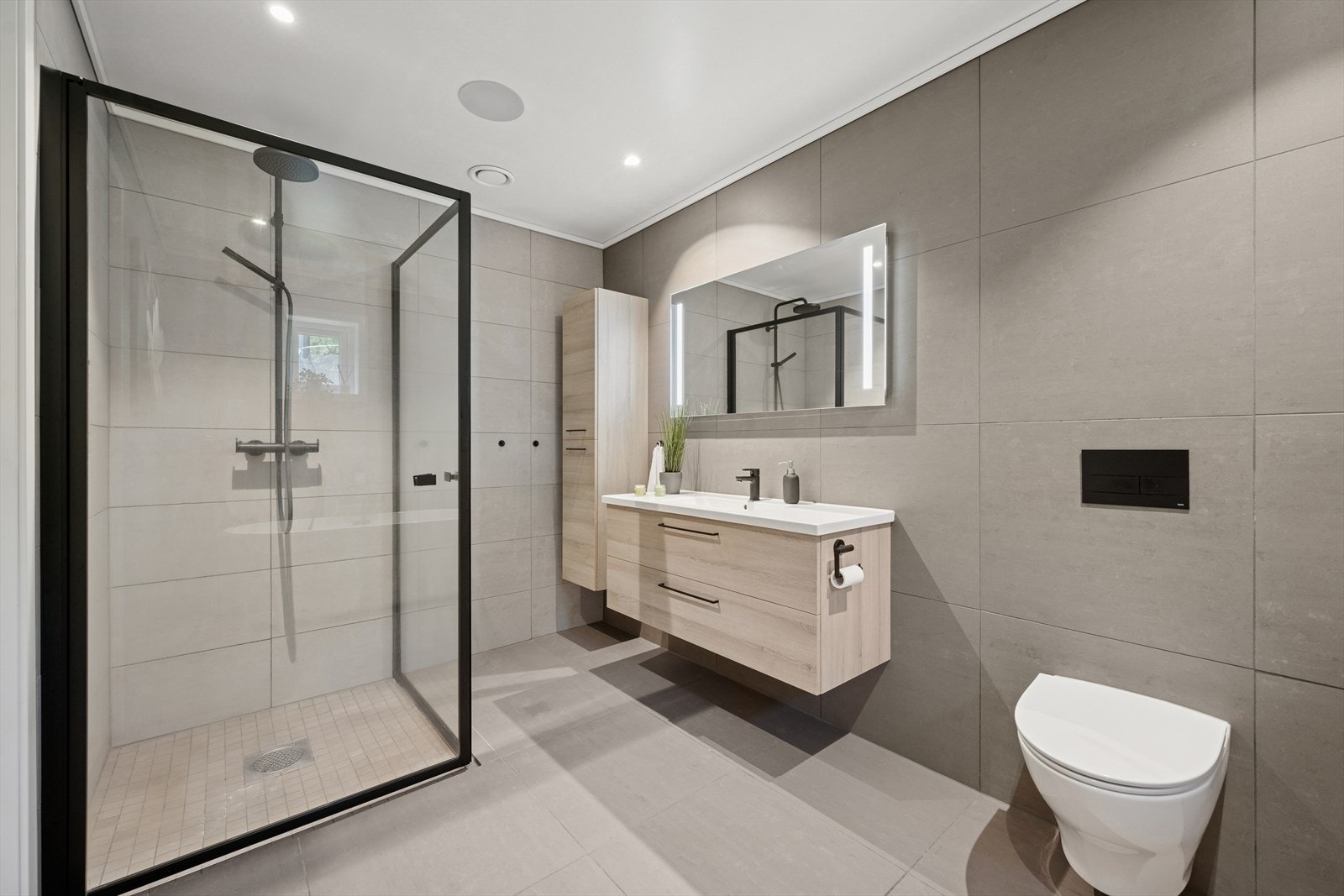 Badet i 2. etasje er utstyrt med dusjnisje, baderomsinnredning med speil, Tece innebygget sisterne og badekar. Galleribilde