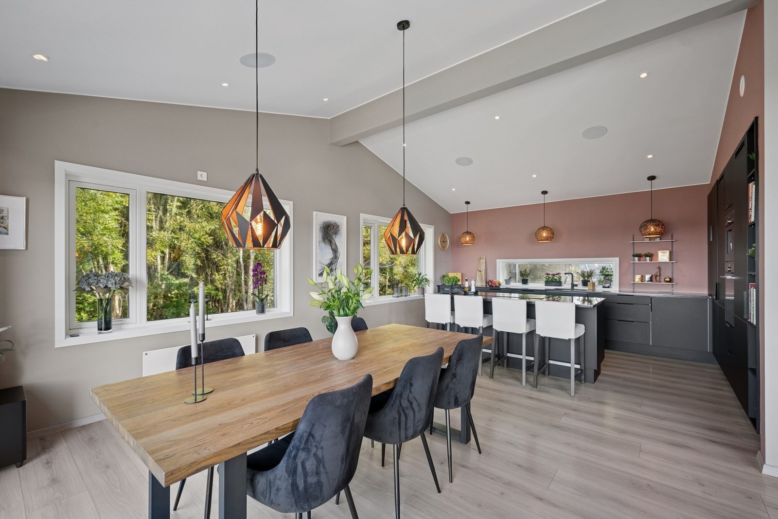 Her kan du invitere venner og familie til hyggelige måltider. Galleribilde