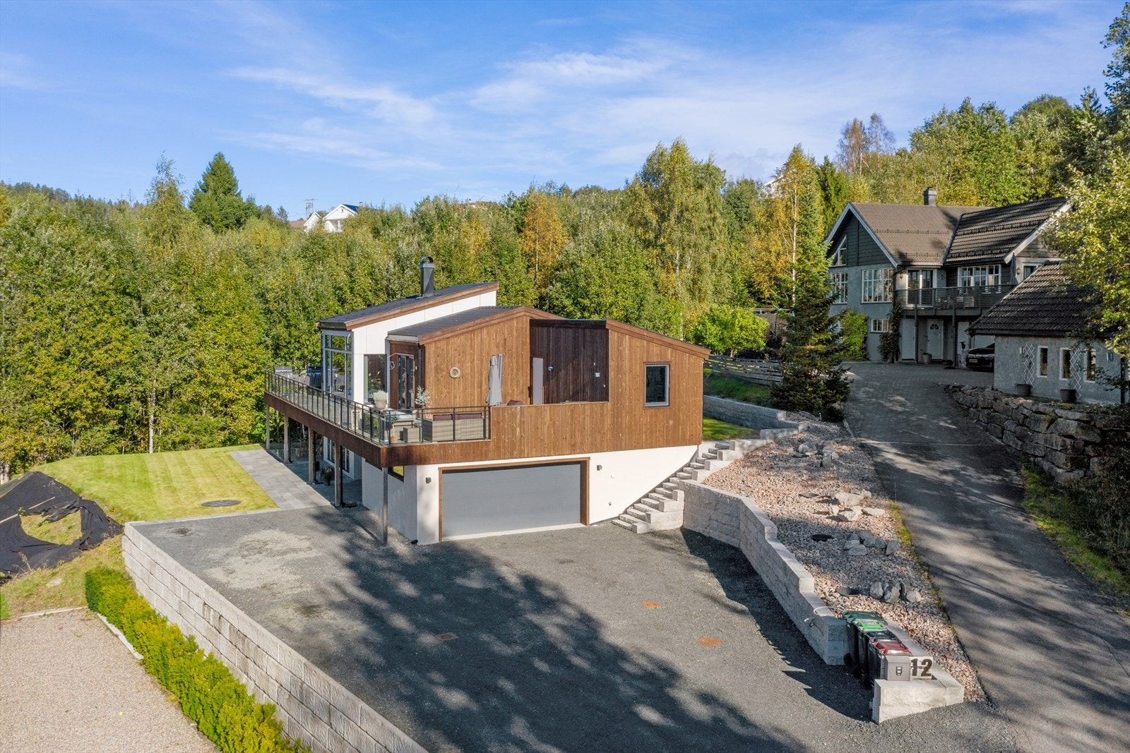 Romslig tomt på ca. 924,8 m², og ligger nordvestvendt i terrenget. Galleribilde