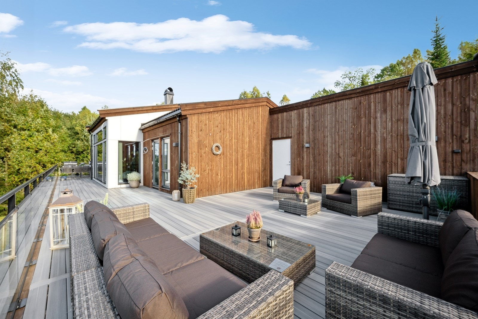 Fra stuen er det utgang til en stor og fin terrasse på hele 79 m². Galleribilde