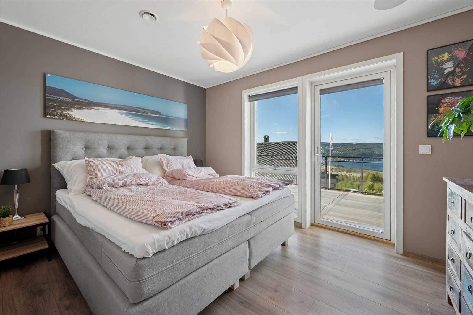 Romslig hovedsoverom med egen utgang til terrassen. Galleribilde