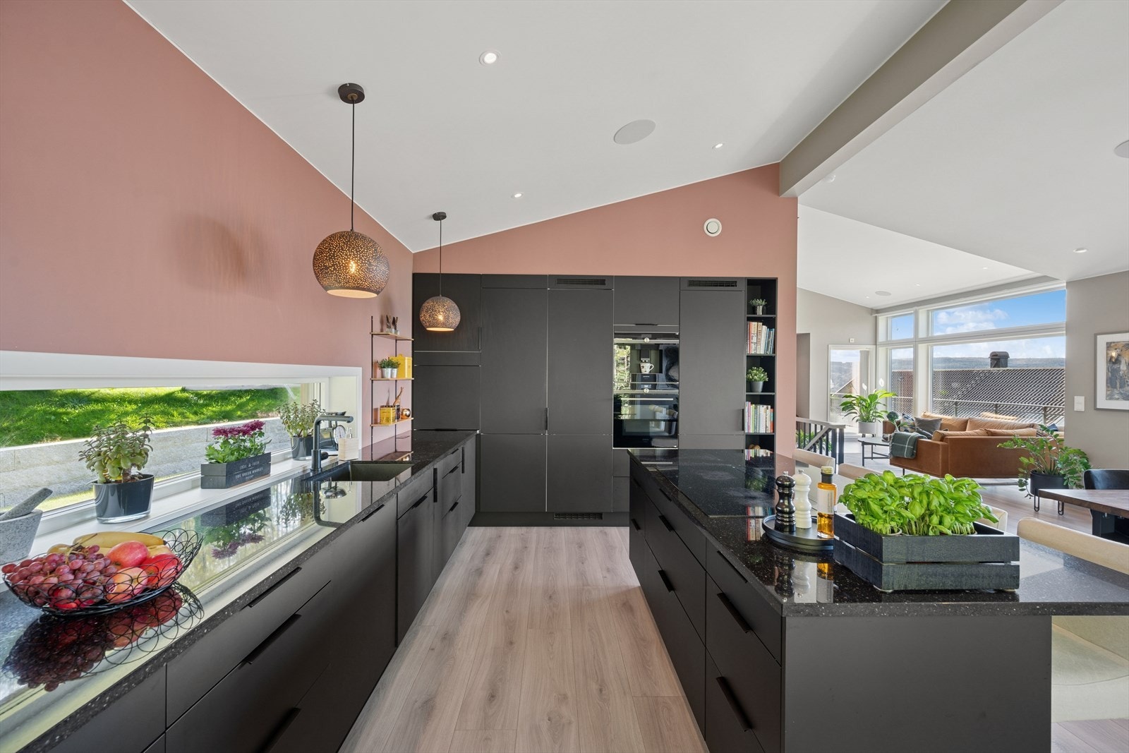 Lekker kjøkkeninnredningen fra Nybo Kjøkken AS fra 2020, med bl.a. granitt benkeplate Galleribilde