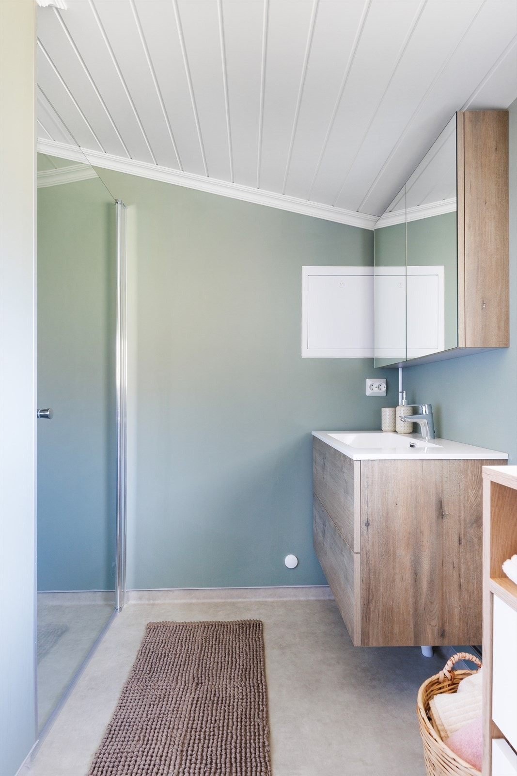 Badet ble bygget nytt i 2023 og har vinylbelegg på gulv, baderomsplater på vegger og panel i tak. Galleribilde