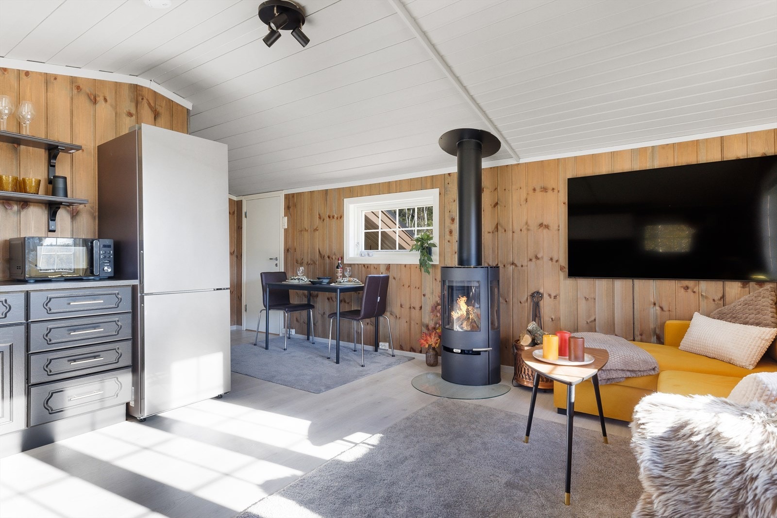 Stuen har nyere vedovn tilknyttet stålpipe som gir både god varme og den riktige hytteatmosfæren. Galleribilde