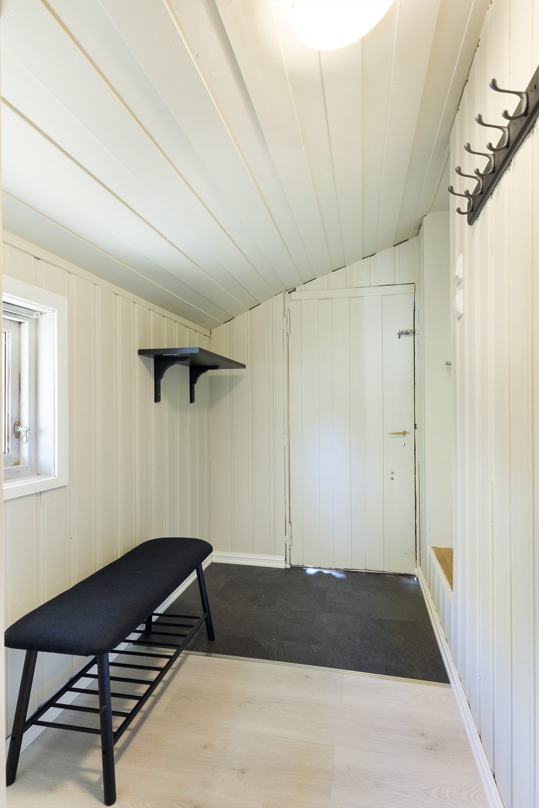I gangen er det god plass til å henge fra seg yttertøyet. Galleribilde