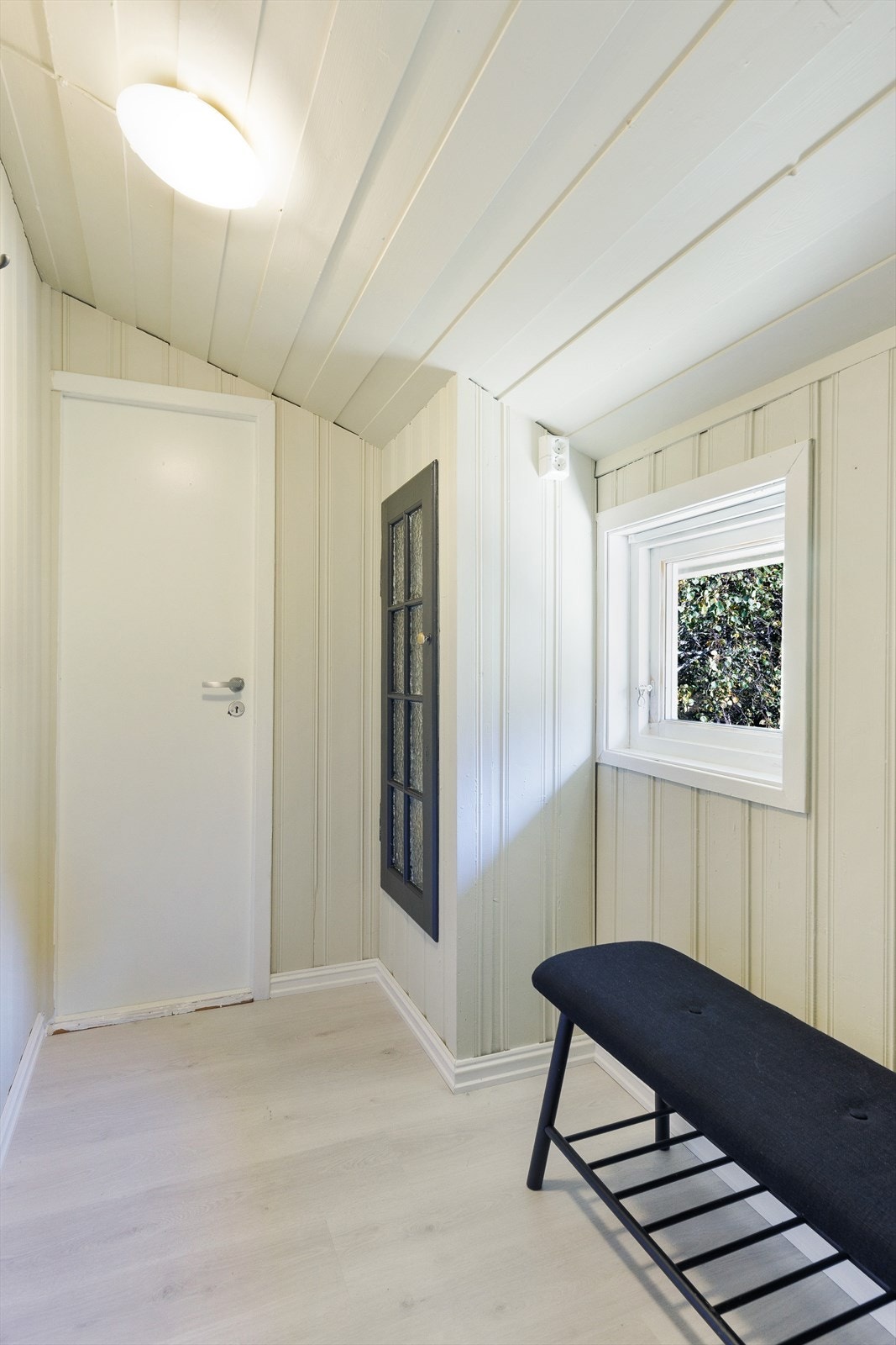 Fra entreen er det dør inn til boden. Galleribilde