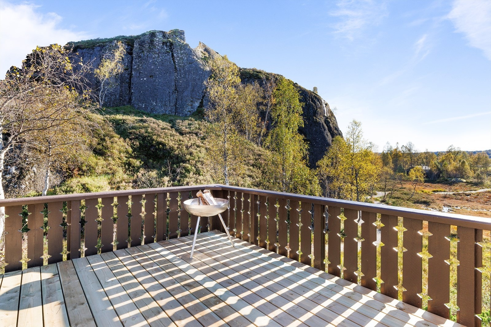 Hytten har en herlig beliggenhet for deg som er ute etter et rolig og trivelig hyttefelt, men allikevel nærhet til flere ulike aktiviteter. Galleribilde