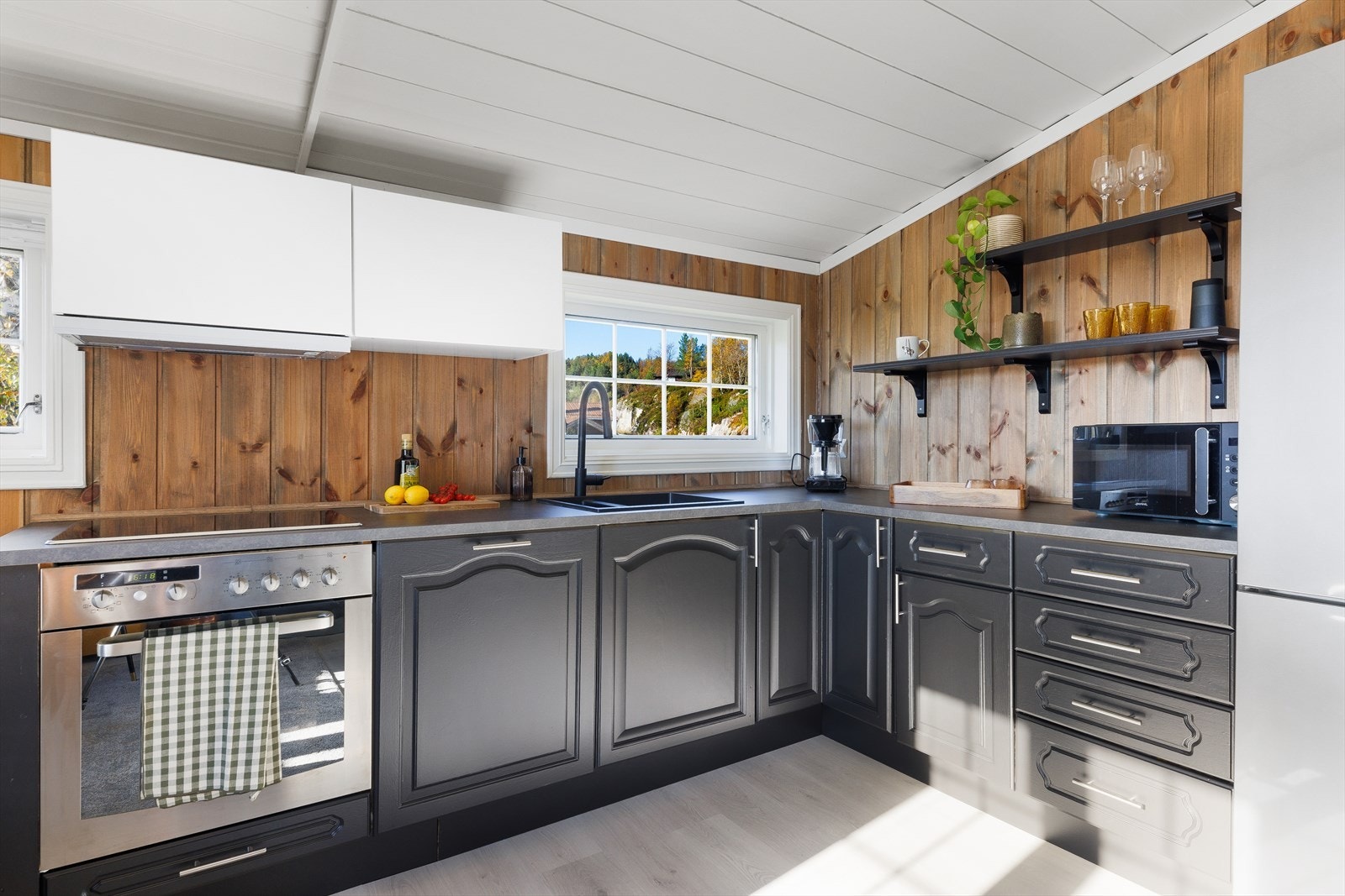 Kjøkkeninnredningen er fra 2023 med mørke fronter, og er utstyrt med integrert oppvaskmaskin, stekeovn med platetopp, ventilator med avtrekk, samt frittstående kjøleskap/frys. Galleribilde