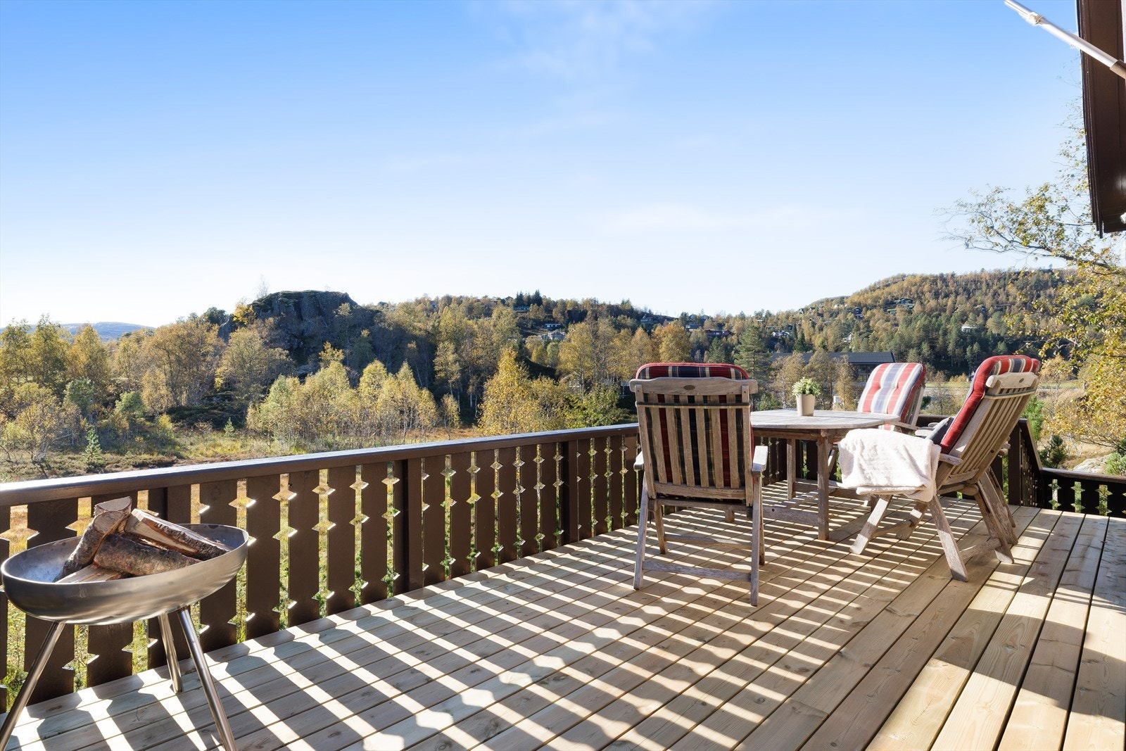 Fra terrassen er det fin utsikt både mot sør og vest. Galleribilde