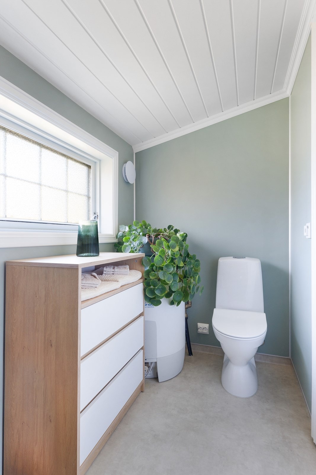 Rommet er utstyrt med toalett, dusjhjørne med glassvegg, servantseksjon, varmtvannsbereder, samt elektrisk styrt vifte. Galleribilde