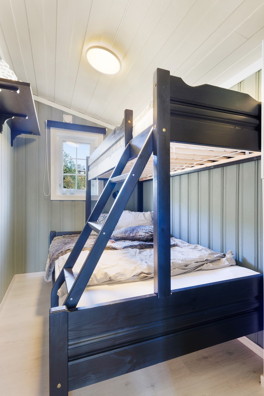 Hytta har to fine soverom, begge oppusset med laminat på gulv og malte overflater Galleribilde