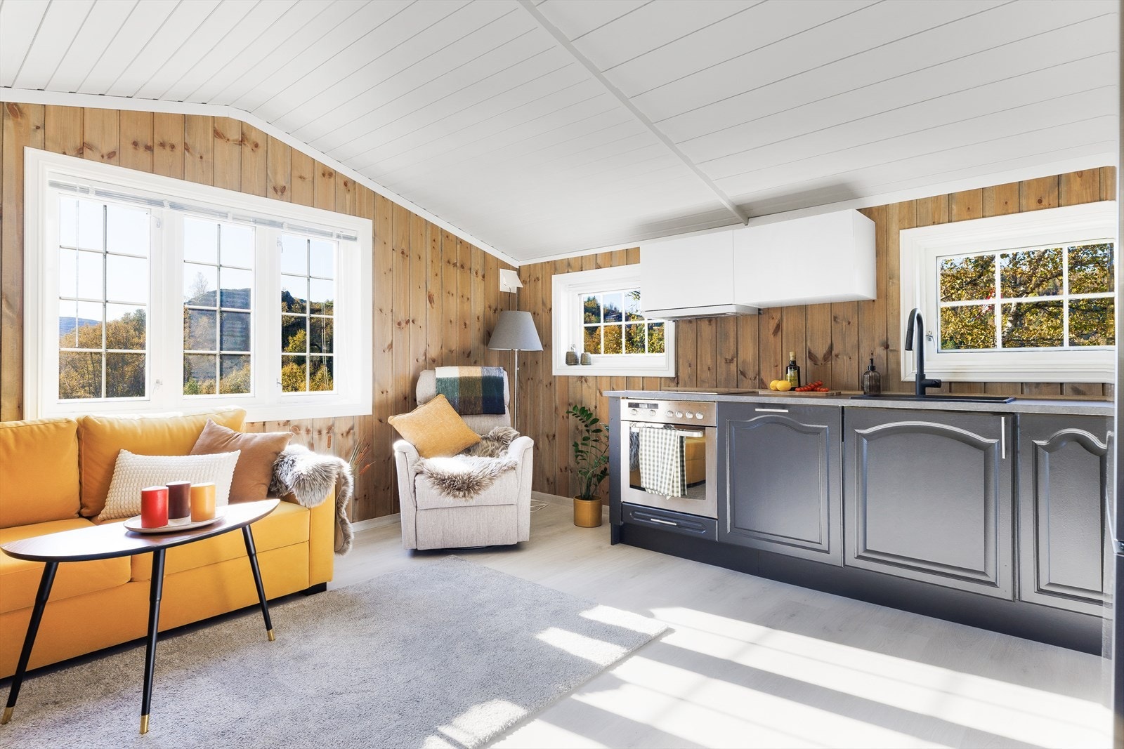 Hytta fremstår i dag lys og moderne, samtidig som den beholder den koselige og lune hyttefølelsen. Galleribilde