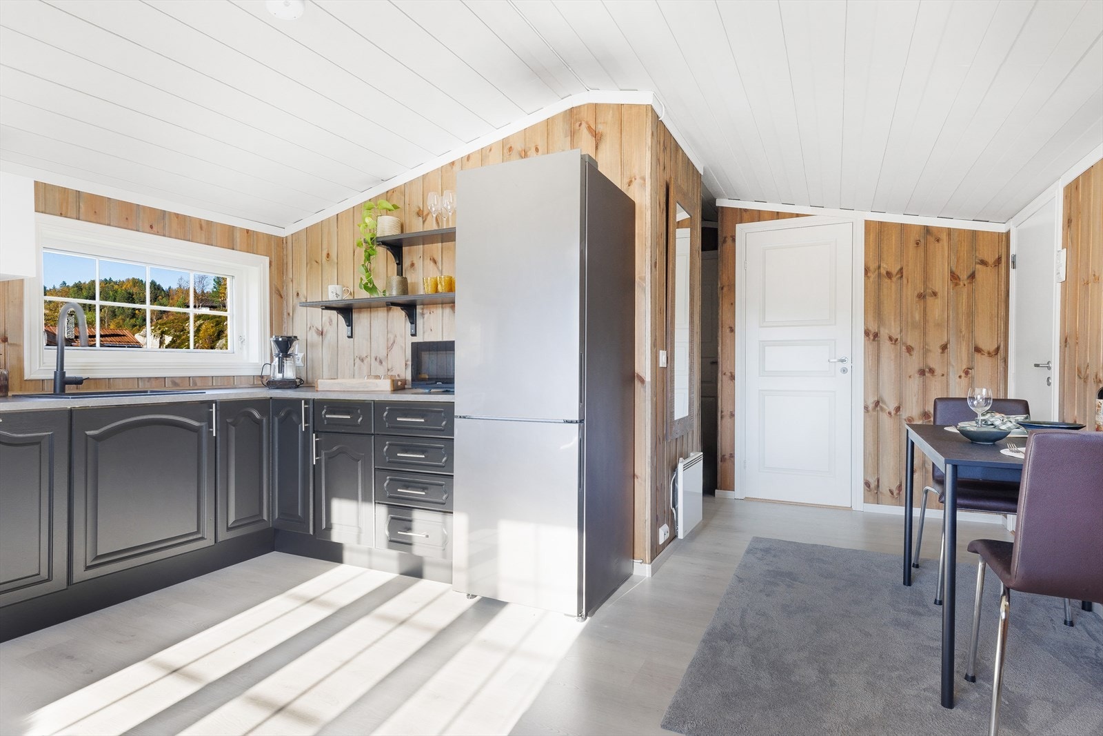 Hyggelig og lys stue/kjøkken med plass til både sofagruppe og spiseplass. Galleribilde