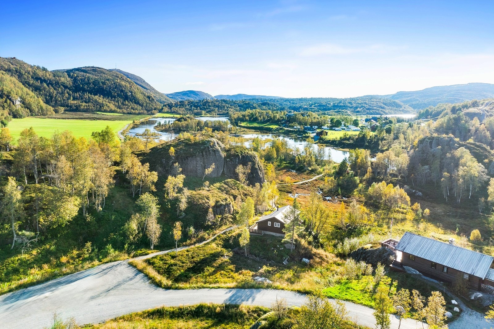 Hytten ligger nydelig plassert på Øyna like over elven for Sinneshyttå. Galleribilde