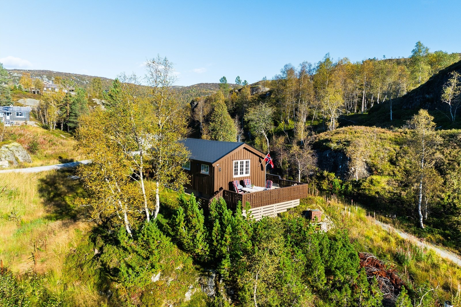 Hytten har en herlig beliggenhet for deg som er ute etter et rolig og trivelig hyttefelt, men allikevel nærhet til flere ulike aktiviteter. Galleribilde