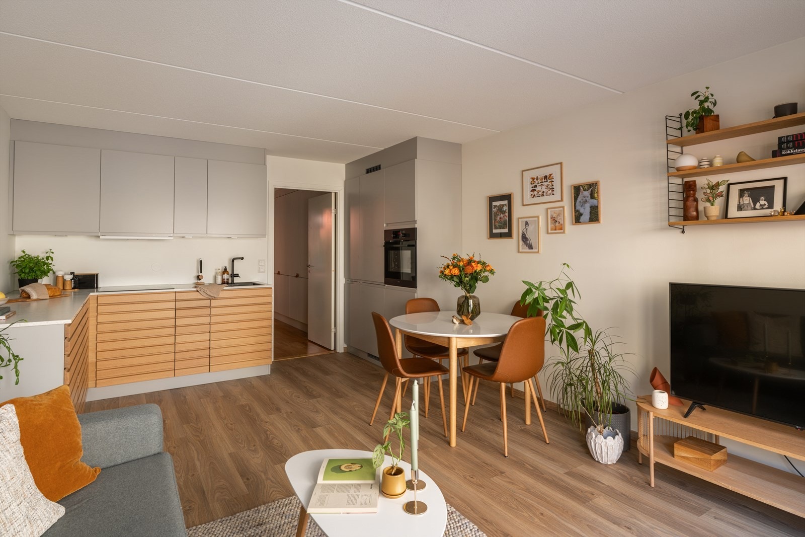 Overflatene er malt i en smakfull fargepalett, i kombinasjon med nye 1-stavs gulv fra 2022, som gjør det enkelt å sette ditt eget preg med møblering. Galleribilde