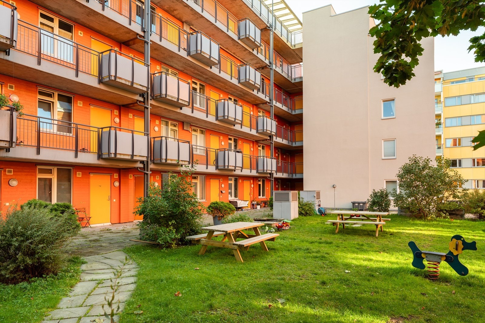 Leiligheten har adkomst via bakgården med liten uteplass. Galleribilde