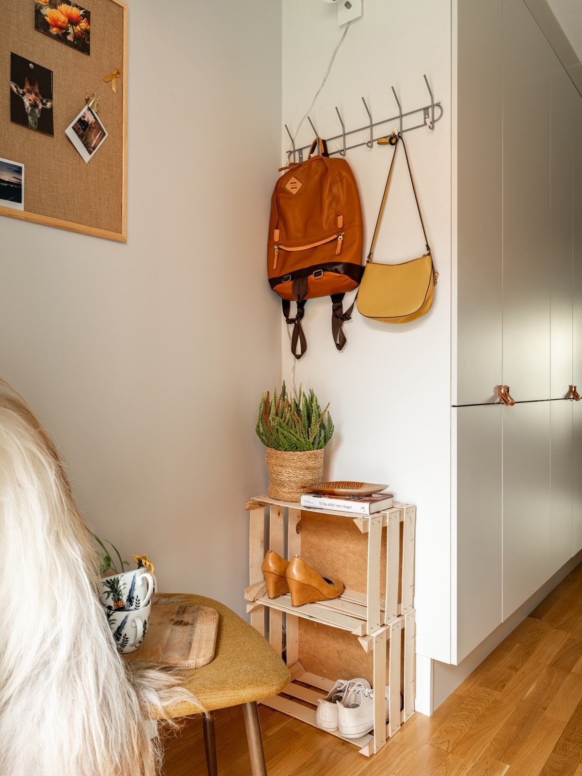 Du blir møtt av en innbydende entré med plass for oppheng av jakker og oppstilling av sko. Galleribilde