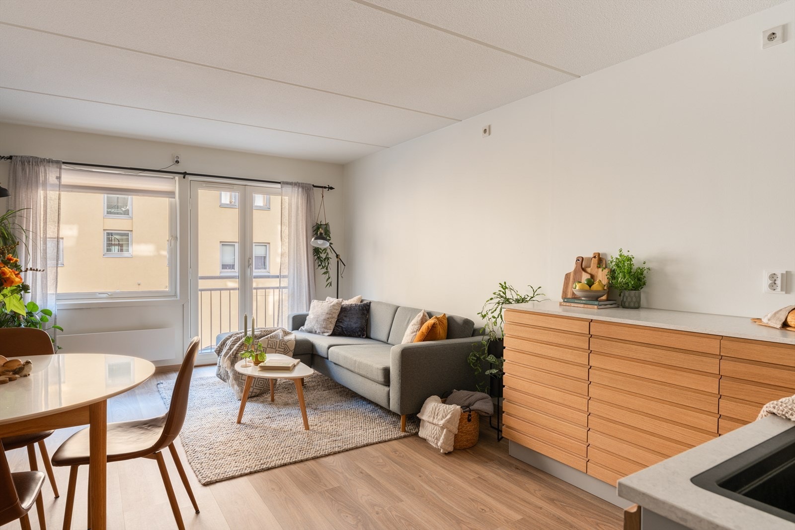 Stuen romslig med gode møbleringsmuligheter for sofagruppe, spisebord og annet møblement. Galleribilde