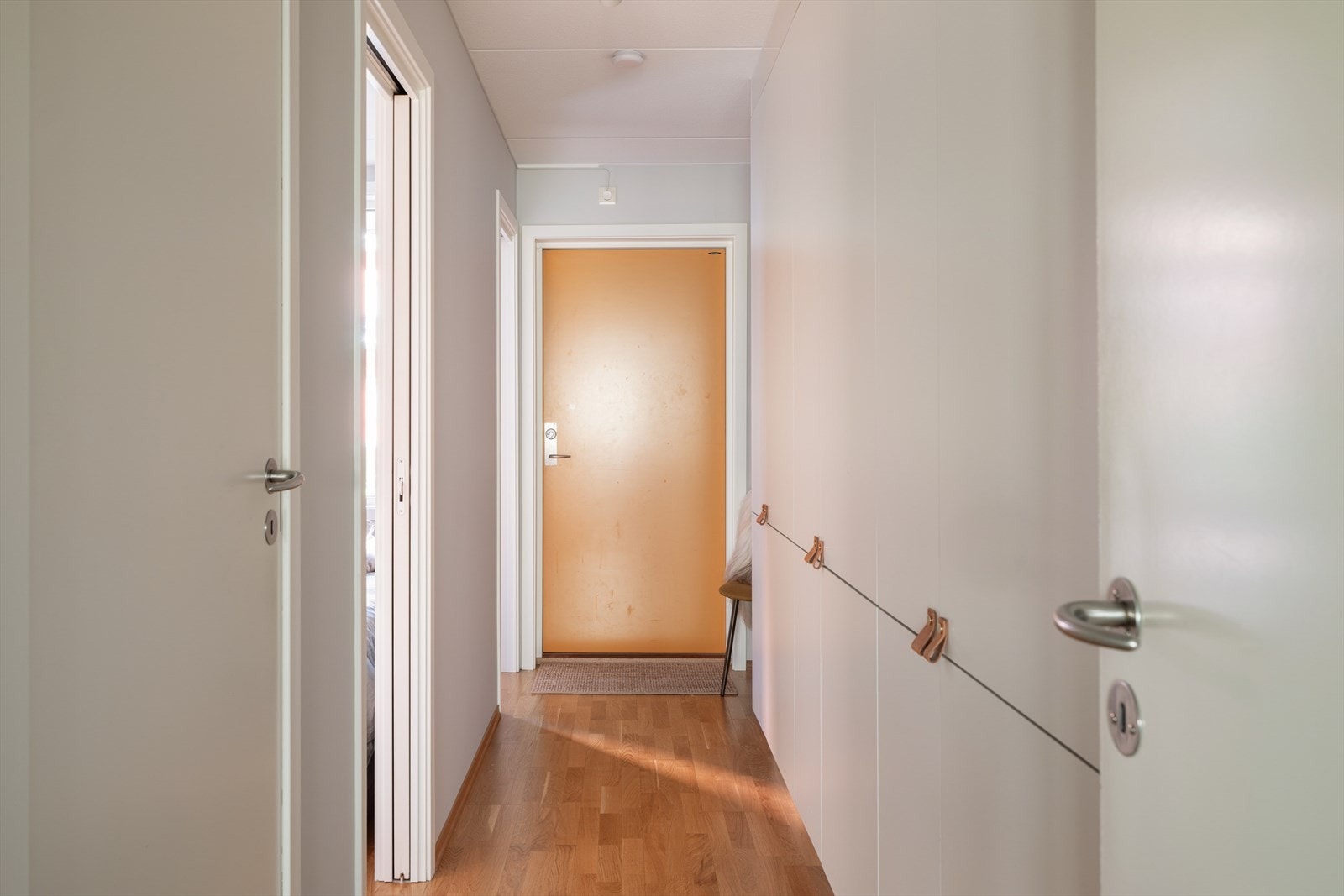 Det er satt inn store garderobeskap med masse lagringsplass. Galleribilde