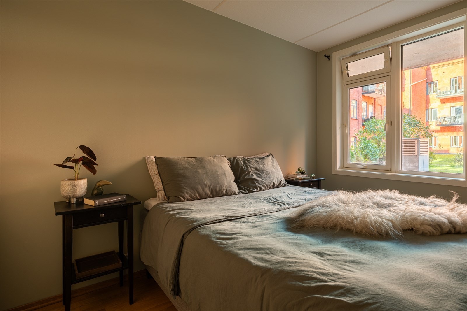 Et lunt soverom med hyggelig vindu mot bakgård. Galleribilde
