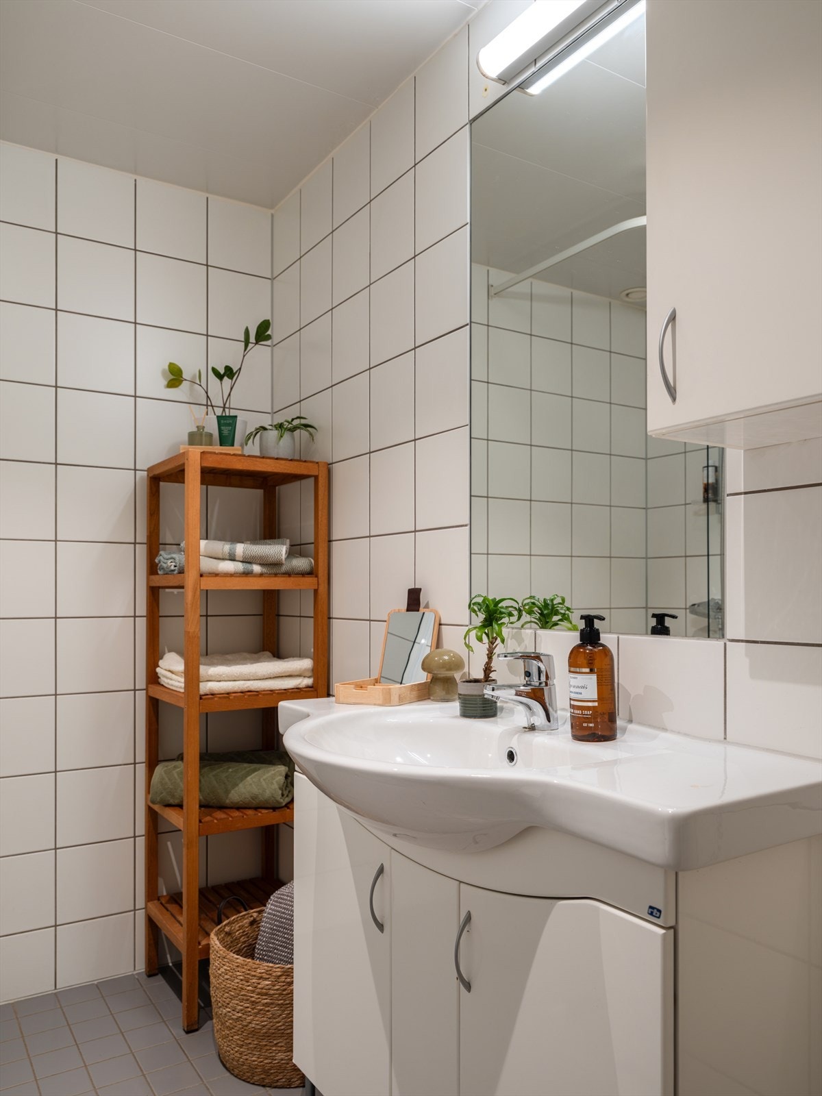 Badet er innredet med servant i skapseksjon og overskap for oppbevaring. Det er opplegg for vaskemaskin. Galleribilde