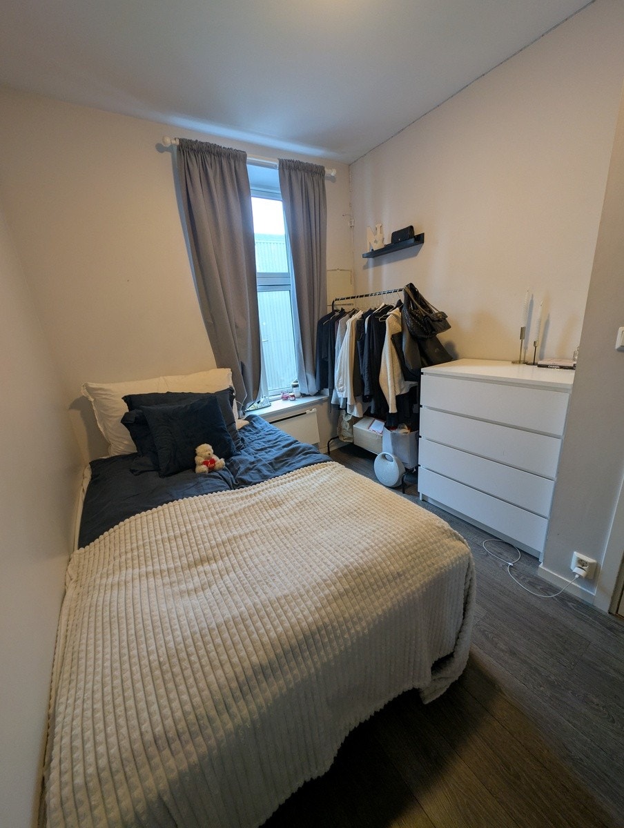 Soverom vendt mot bakgård Galleribilde