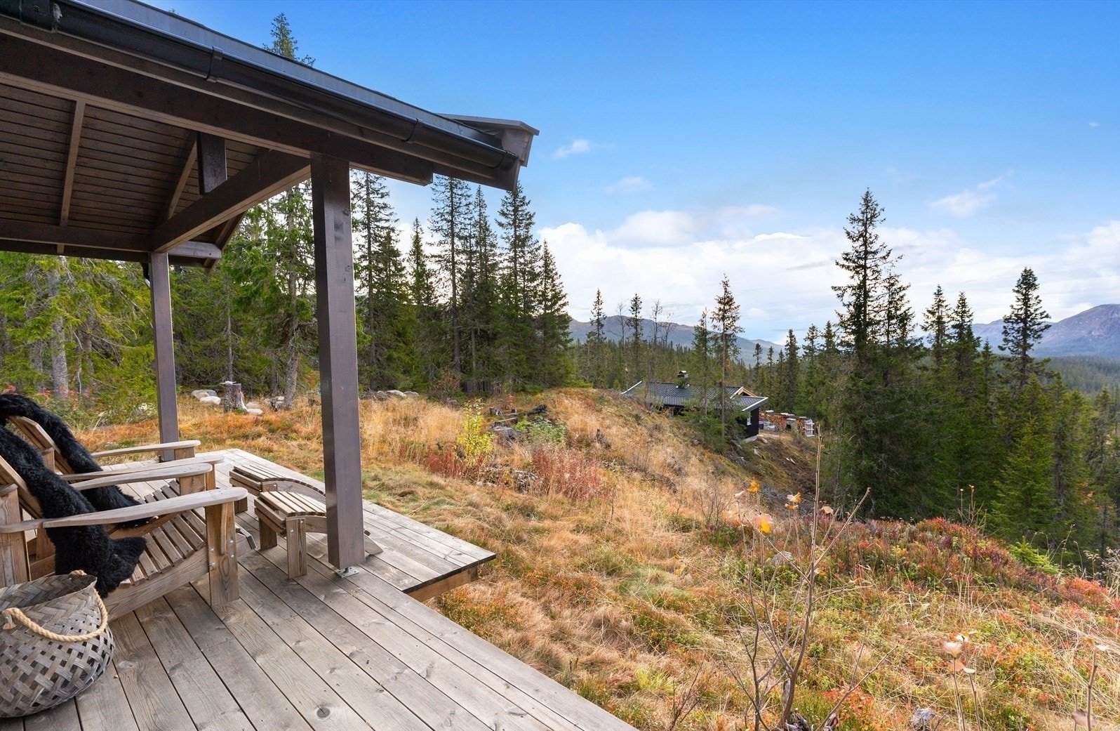 Det er ryddet godt for trær og vegetasjon i front, som sikrer eiendommen en lang solgang, og flott utsikt mot fjellområdene rundt. Galleribilde