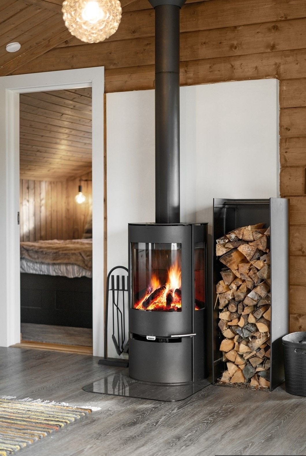 Praktisk og koselig vedovn plassert i stua Galleribilde