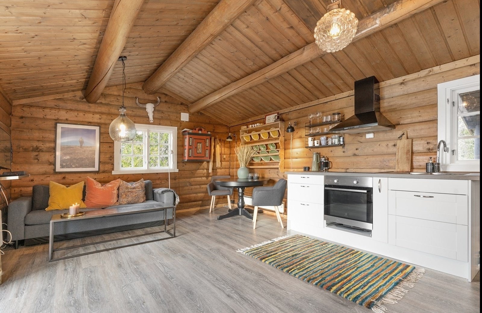 Hytta er ila de siste 10 årene gjennomgått omfattende renovering, og fremstår i dag i moderne drakt. Galleribilde