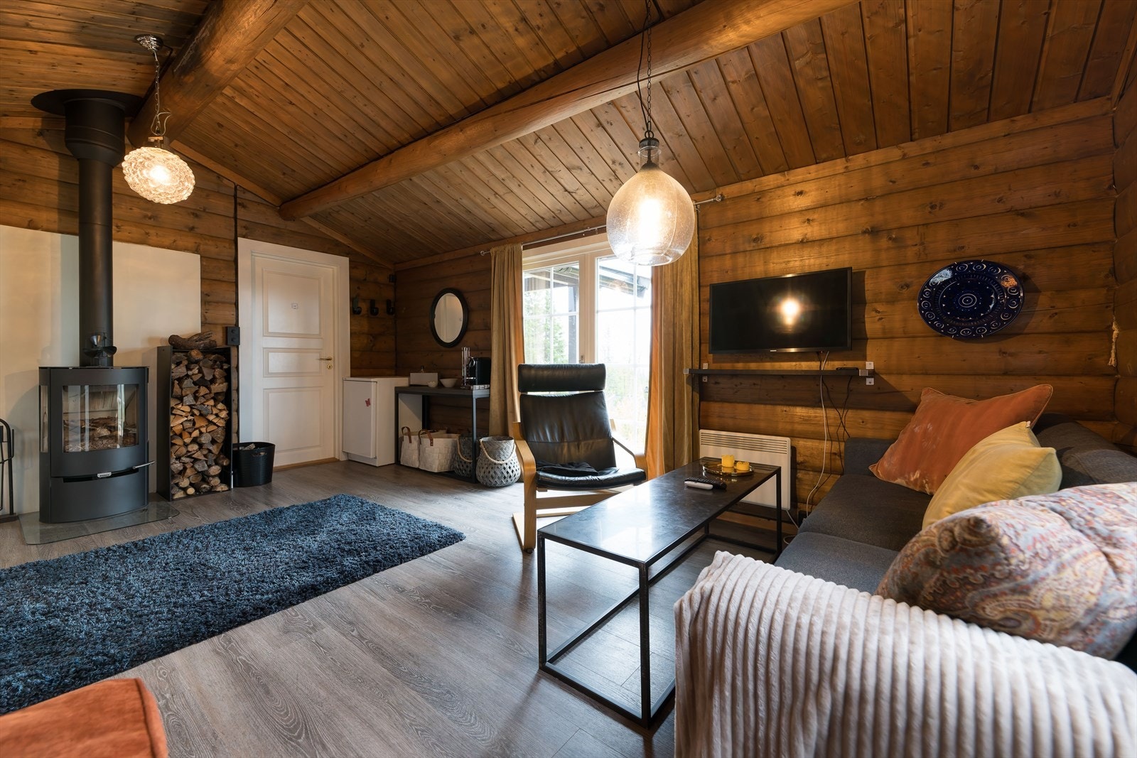 Hytta består av entré, stue/kjøkken, toalettrom og to soverom Galleribilde