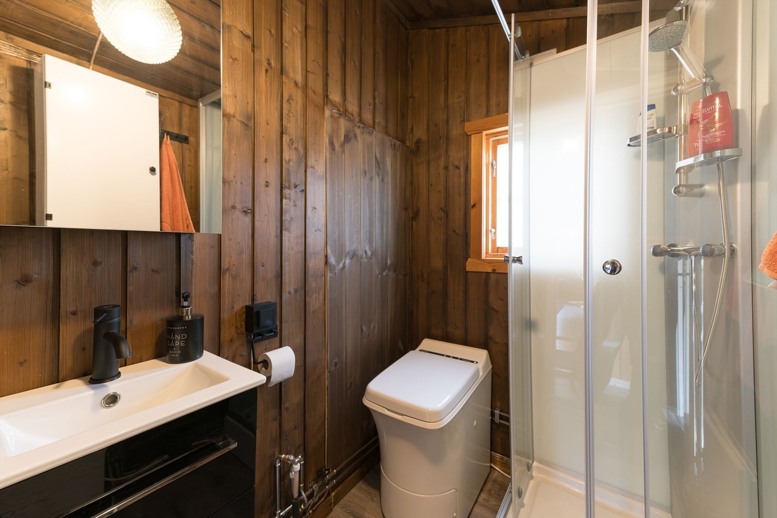 Praktisk hyttebad med cinderella forbrenningstoalett og dusjkabinett Galleribilde